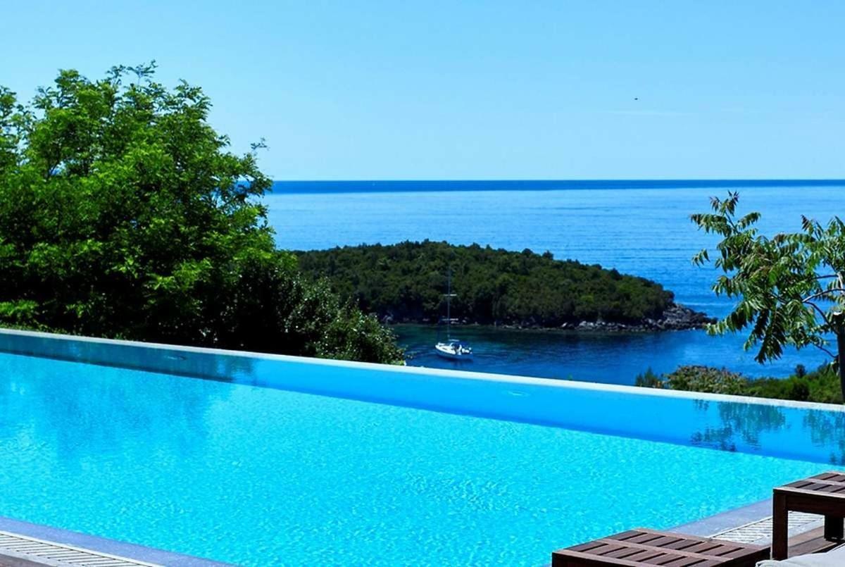 Villa Ioli- Beachfront Luxury Residence Igoumenitsa Bagian luar foto