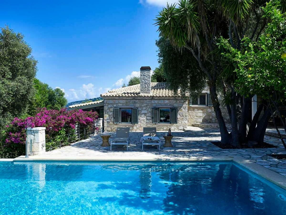 Villa Ioli- Beachfront Luxury Residence Igoumenitsa Bagian luar foto